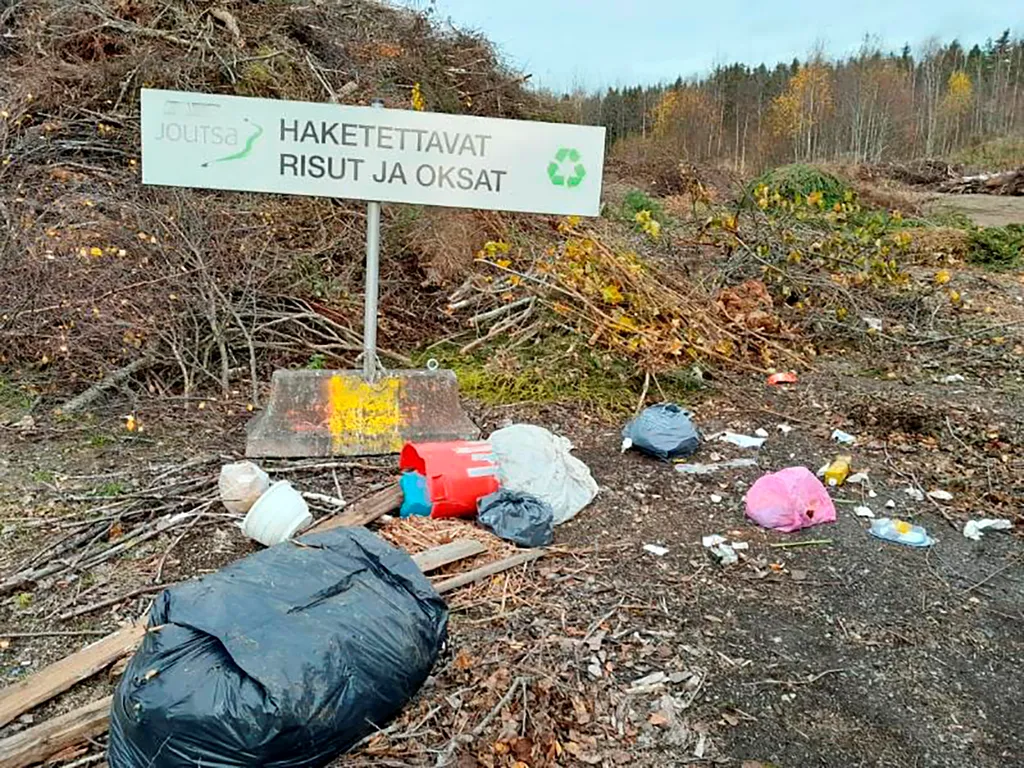 Risu- ja haravointijätteen vastaanottopisteellä näytti viime viikolla tältä.