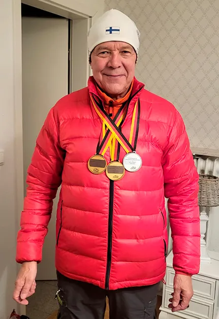 Itä-Päijänteen Rastin Mikko Hännikäinen keräsi komean mitalisaldon veteraanien hiihtosuunnistuksen MM-kilpailuista.