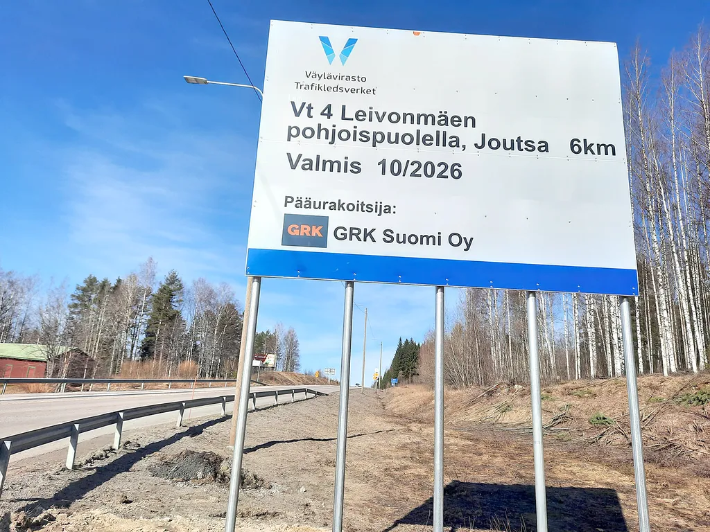 Tieremontista kertovat kyltit ovat jo valmiina paikoillaan. Tämä kyltti seisoo Leivonmäen taajaman pohjoisen risteyksen tienoilla.