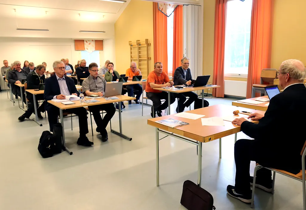 Luhangan uuden kunnanvaltuuston torstaisen kokouksen esityslistalla oli 30 pykälää, mutta kokous keskeytettiin kuudennen asian kohdalla erimielisyyksien vuoksi.
