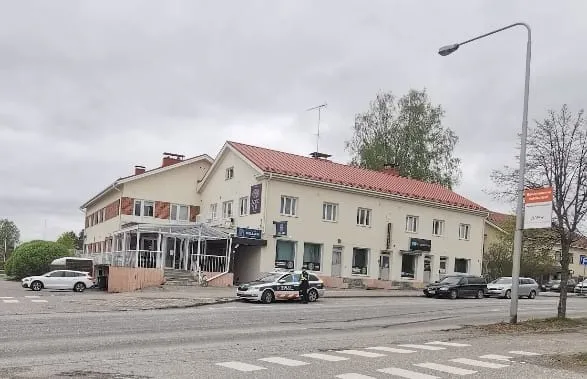 Konkurssiin ajautunut Lamminmäen Tilat Ky omisti Joutsan ns. Kellarinmäellä sijaitsevan perinteikkään liikekiinteistön, mutta maaliskuussa 2025 tehdyllä kaupalla uudeksi omistajaksi tuli Lamminmäen Juhla ja Peti Ay. Kuvamme toukokuulta 2023.