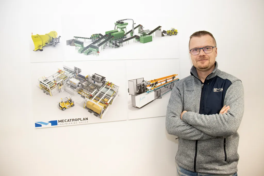 Juha Virtasen insinööritoimiston seinällä on taulu, jossa kuvataan muutamia suunnittelutöitä laitevalmistajille, jotka puolestaan ovat niiden avulla rakentaneet lopputuotteen. Taulussa on Vietnamissa toimiva jätteenkäsittelylaitos, Virossa oleva vanerinsahaus- ja työstölinja, muoviputkenkäsittelylaite sekä pyöräkuormaajan työkalu.